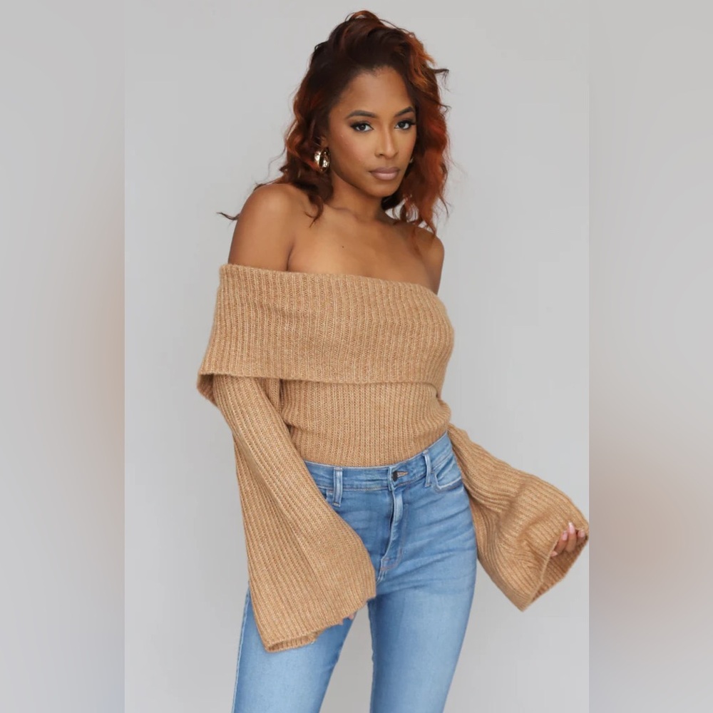 New! Edit the label Off-the-Shoulder brown Sweater medium